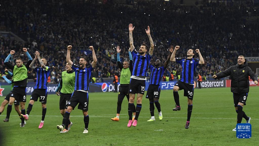 年轻门将迅速成长，被誉为未来之星（年轻门将飞速进步，被视为明日之星）