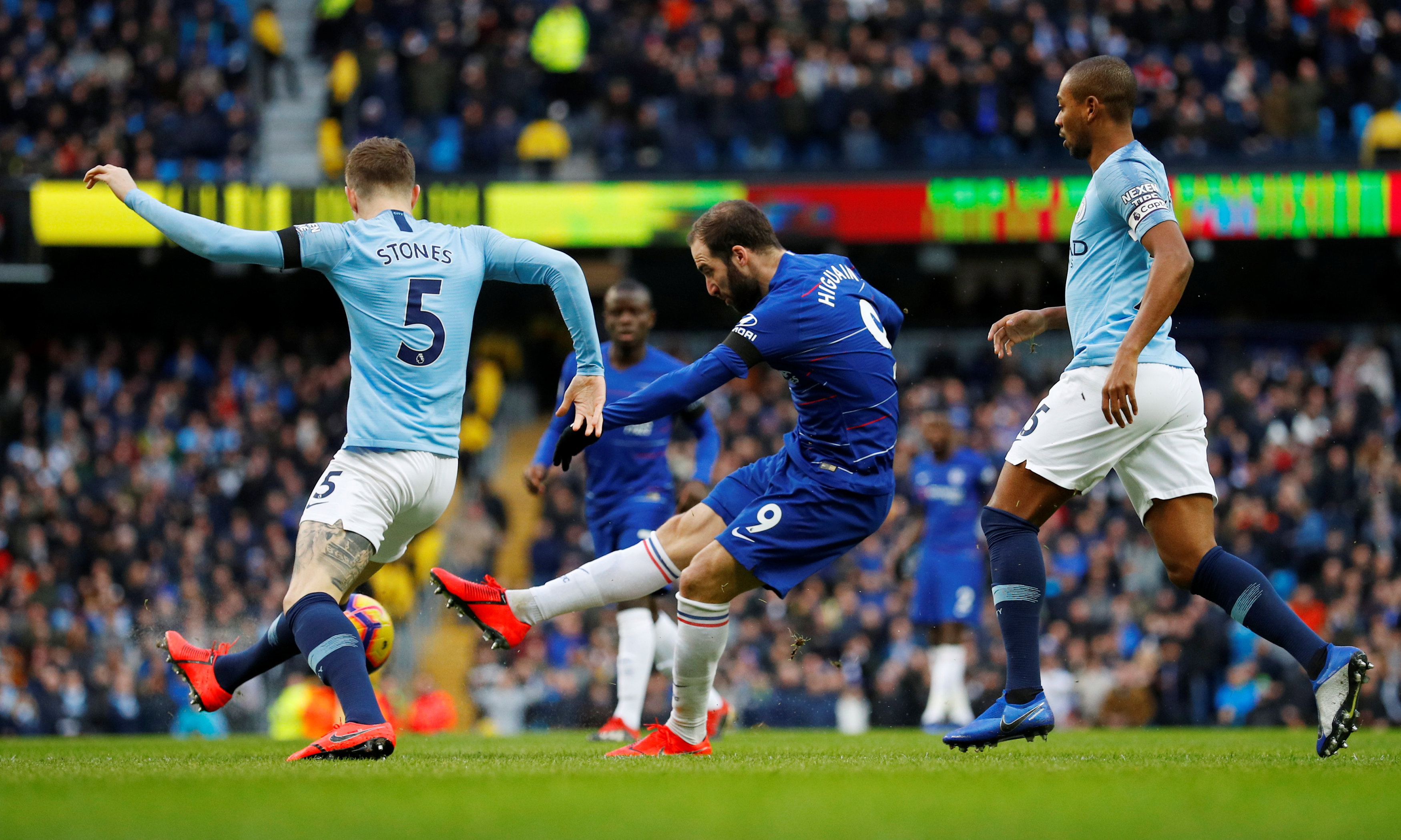 1、据《图片报》消息，沙尔克希望在一月份引进一名...（图片报：沙尔克计划在一月份引进一名...）