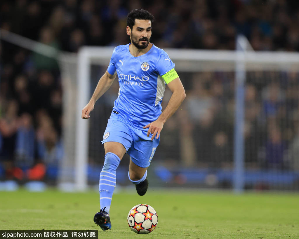 球星任意球脚法惊艳亮相（球星展现惊艳任意球脚法）