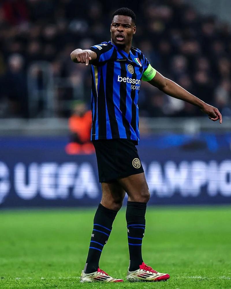 德容：要以世界杯能夺冠心态参加这项赛事，我们也相信这一点