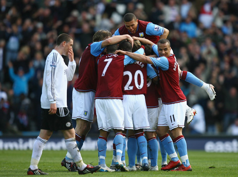 感谢背后的付出，法比奥向国安基地负责洗衣的两位大姐献花（法比奥为国安基地洗衣两位阿姨送花致敬幕后付出）