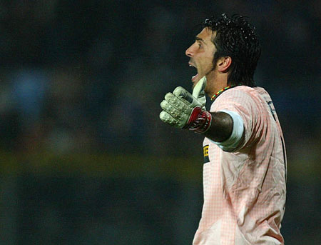 热议海港平柔佛：十分狼狈且侥幸；陈威出色全队血性（海港战平柔佛引热议：过程狼狈且侥幸，陈威高光全队展现血性）