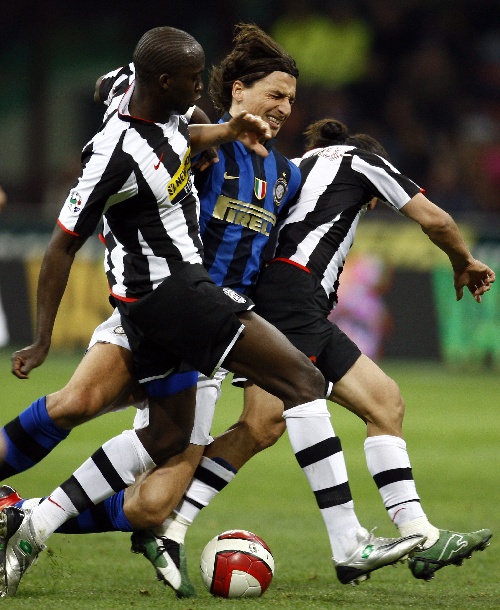 张琳芃第11次赢得中超冠军，超越郑智成国内联赛历史第一人！（张琳芃收获中超第11冠，超越郑智加冕国内联赛历史第一人）