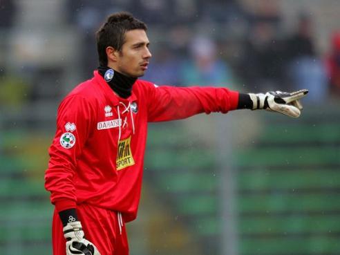 热搜第一！#泰勒斯威夫特官宣订婚 ，男方是知名橄榄球球星（热搜第一！泰勒·斯威夫特宣布订婚，对象为知名橄榄球球星）