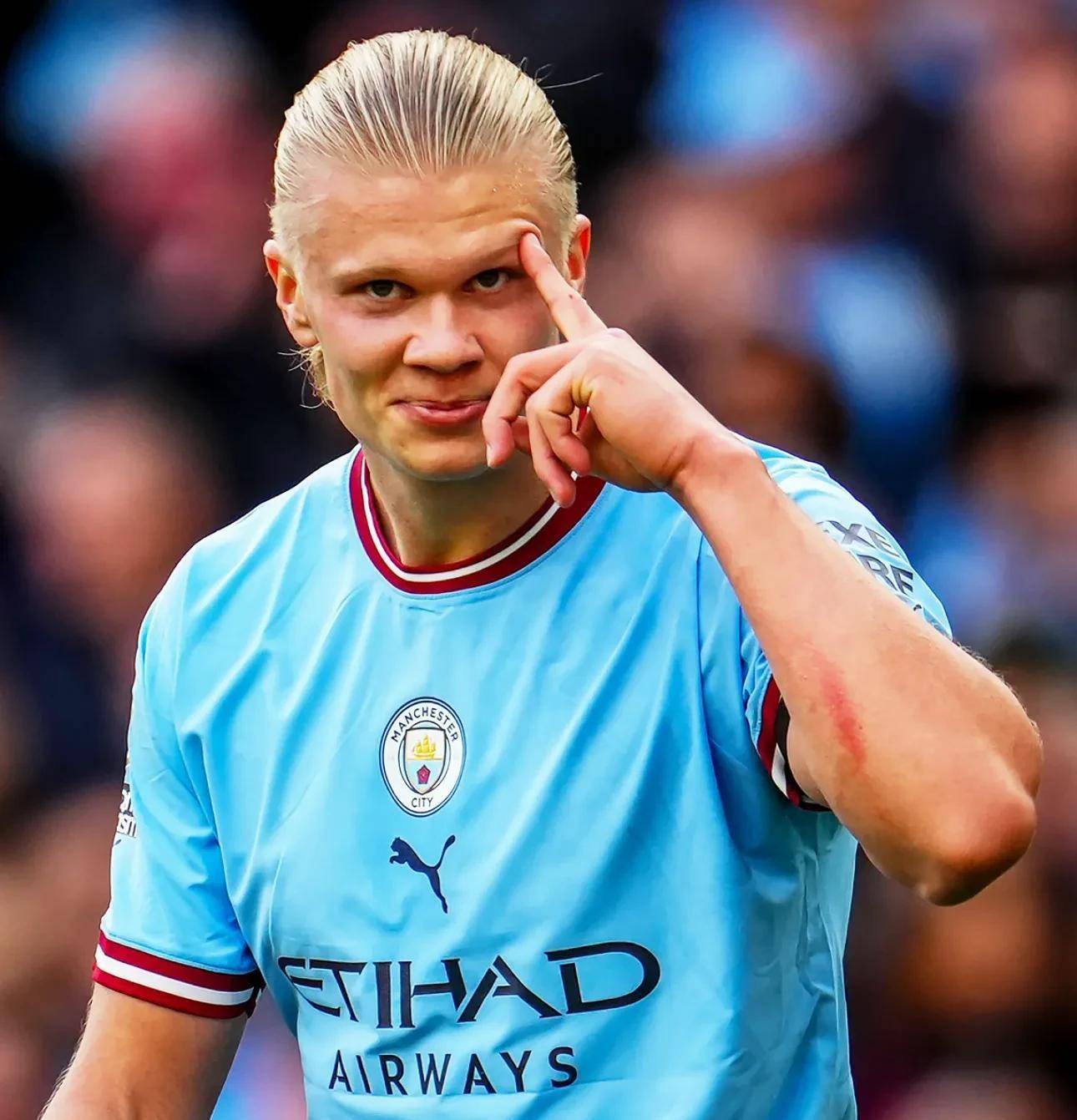 前锋关键进球锁定胜局