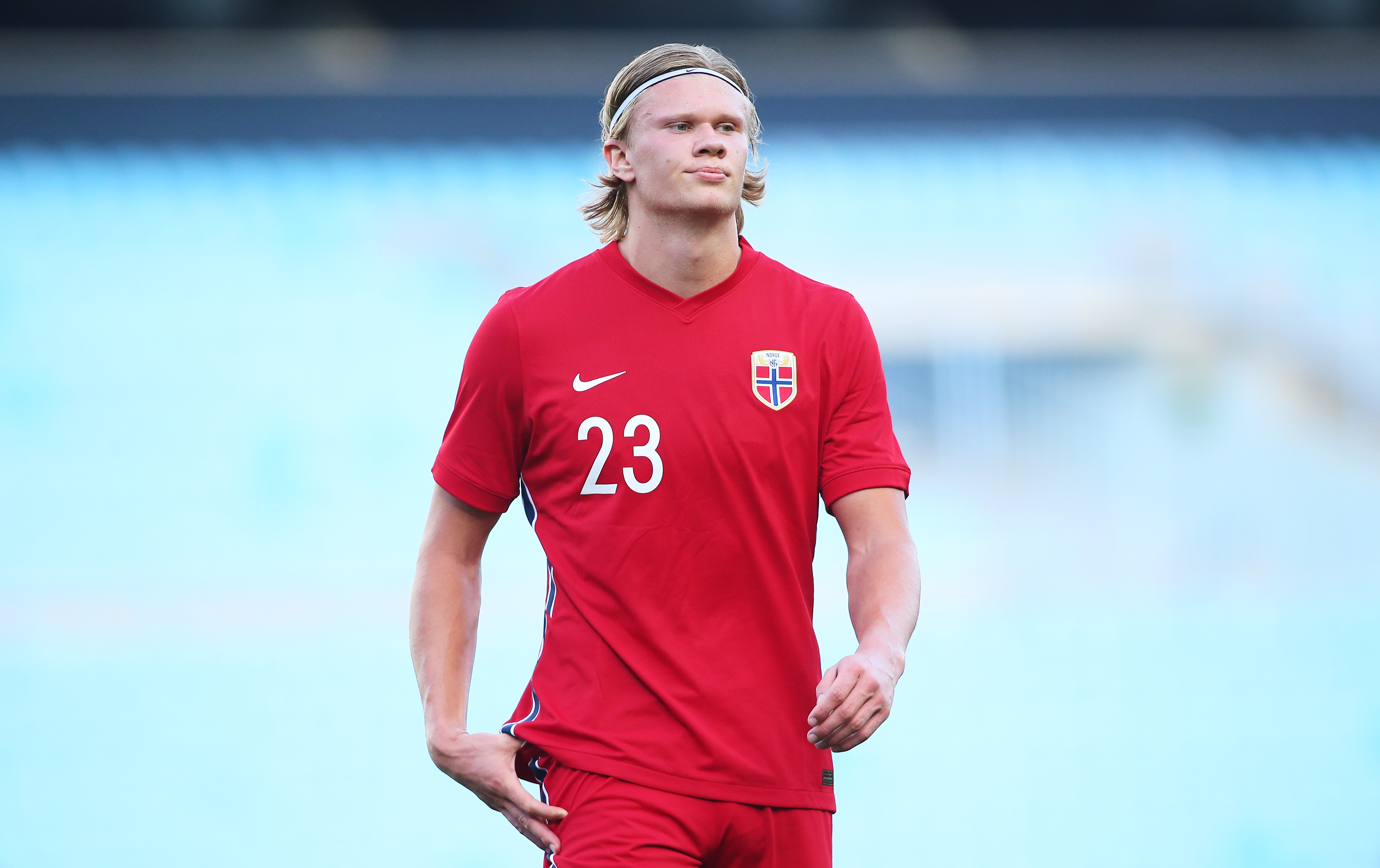 帕斯精彩晃动转身让老大哥劳塔罗滑倒（帕斯炫技转身过人，老大哥劳塔罗被晃倒）