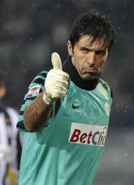 阿森纳客场2-1战胜阿斯顿维拉，维拉绝杀，阿森纳争冠形势艰难。（阿森纳客场2-1击败阿斯顿维拉，维拉读秒绝杀，枪手争冠前景堪忧）