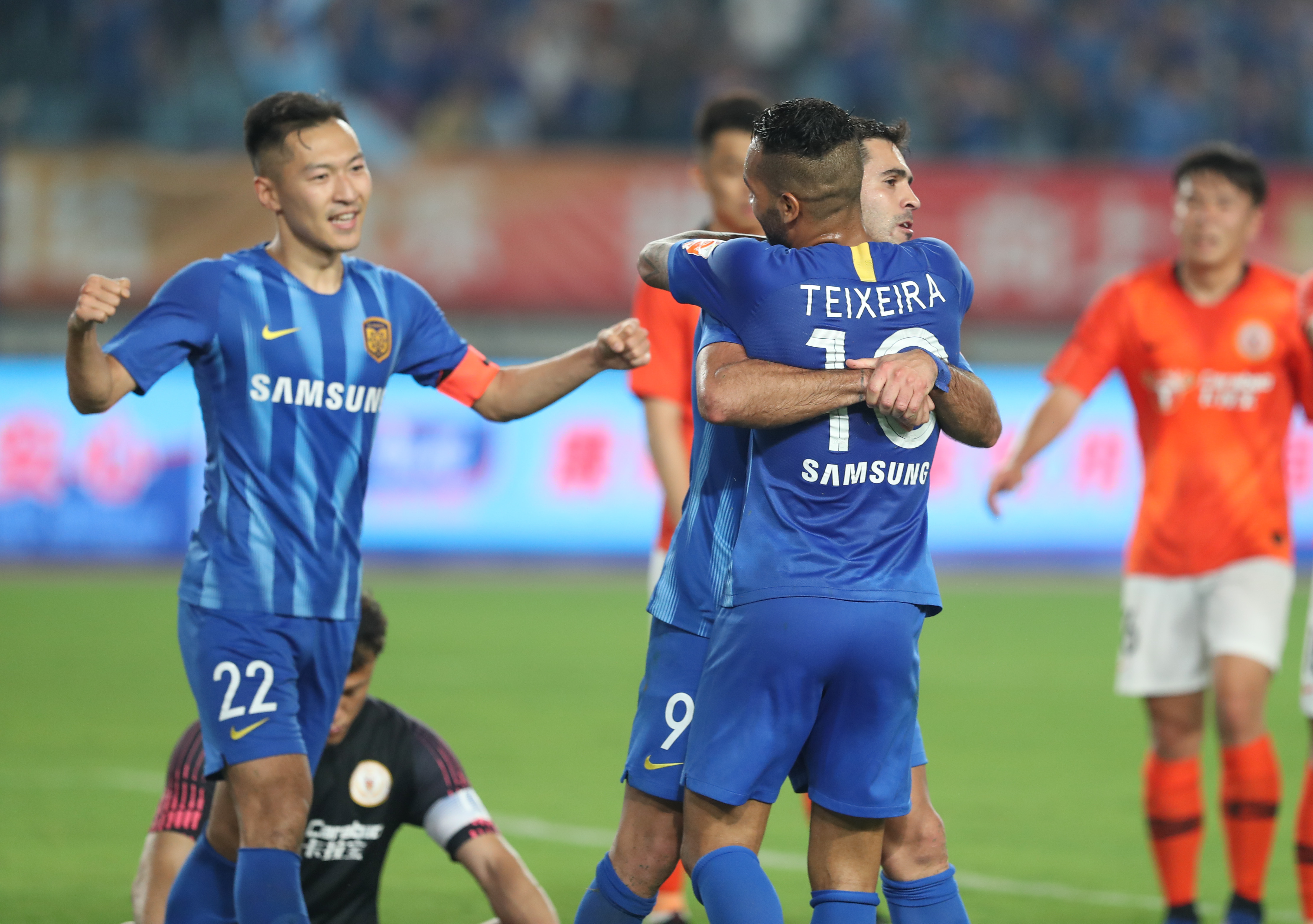 一场4-0！让意甲榜首易主：国米大胜登顶，争冠4强差3分米兰有戏（4-0大捷改写意甲排名：国米登上榜首，争冠四强仅差3分米兰仍有戏）