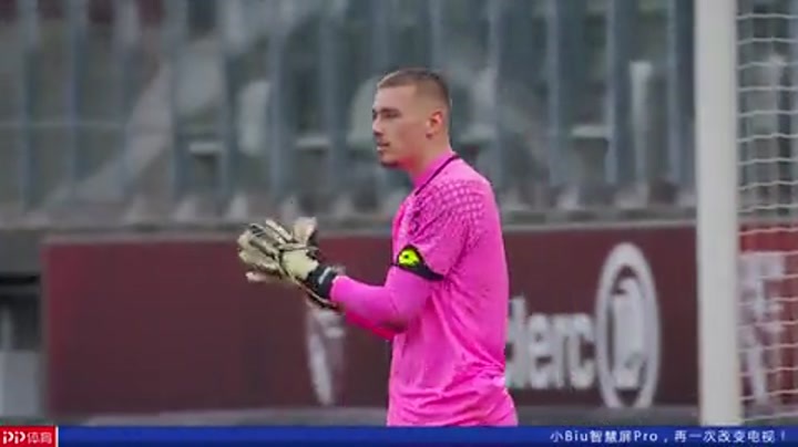 给爷整笑了，曼奇尼假意亲吻布鲁马多，将布鲁马多逗笑